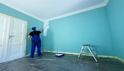 Artisan peintre rénovant un intérieur