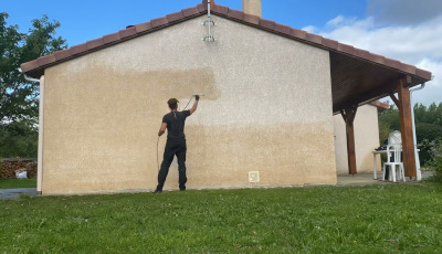 Application d’un enduit de finition sur une façade